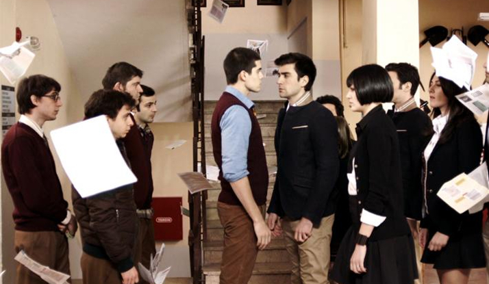 "Boynu Bükükler" Dizisinden Kareler