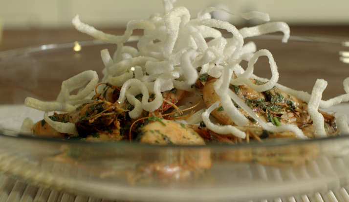 Konyak ile Alevlendirilmiş Maydanozlu Karides 