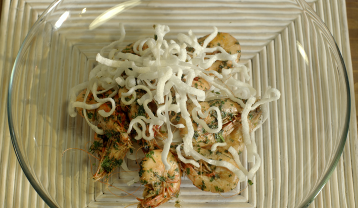 Konyak ile Alevlendirilmiş Maydanozlu Karides 