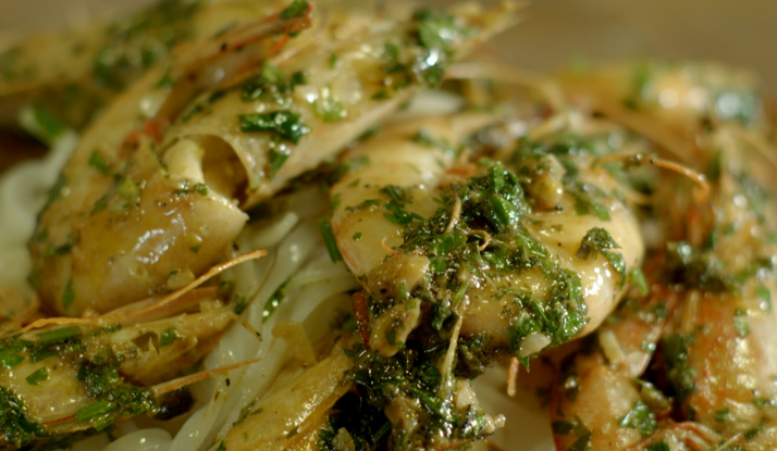 Konyak ile Alevlendirilmiş Maydanozlu Karides 