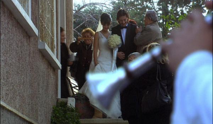 Sedef evlenirken, Şevket gözü yaşlı