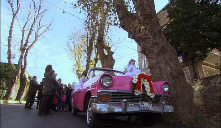 Sedef evlenirken, Şevket gözü yaşlı