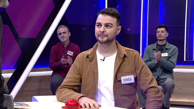 Taneli veya toz durumdaki maddelerin, kalınını incesinden ayırmak için kullanılan delikli gereç